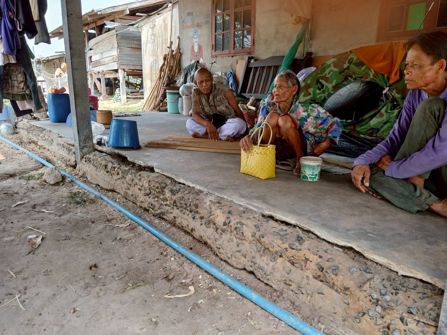 พช.ทุ่งศรีอุดม ลงพื้นที่สำรวจครัวเรือนยากจน/เปาะบาง เพื่อดำเนินการขับการขจัดความยากจนและพัฒนาคนทุกช่วงวัยอย่างยั่งยืน ตามหลักปรัชญาของเศรษฐกิจพอเพียง ในพื้นที่ตำบลหนองอ้ม  อำเภอทุ่งศรีอุดม จังหวัดอุบลราชธานี